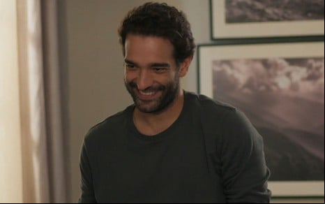 Humberto Carrão sorri em cena da novela Vale Tudo