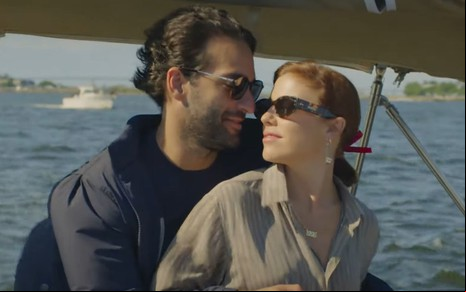 Humberto Carrão e Alice Wegmann estão com rostos bem próximos em cena da novela Vale Tudo