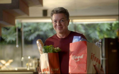 Boninho segura sacolas de mercado do iFood
