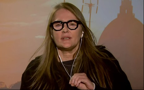 Ilze Scamparini aparece no telhado durante entrada ao vivo na Globo