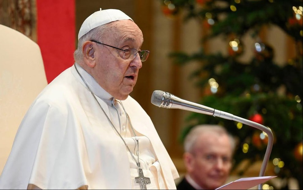 Papa Francisco discursa em uma igreja