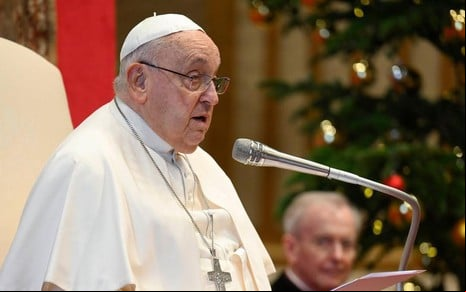 Papa Francisco discursa em uma igreja