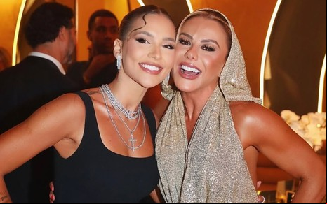 Virginia Fonseca e Poliana Rocha posam abraçadas e sorridentes em festa