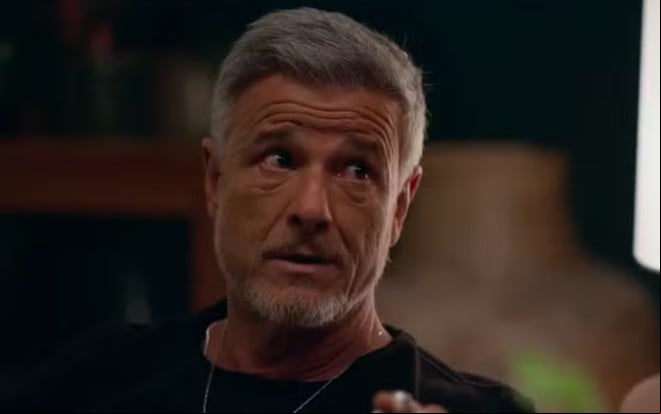 Marcello Novaes com expressão séria em cena de Dona de Mim