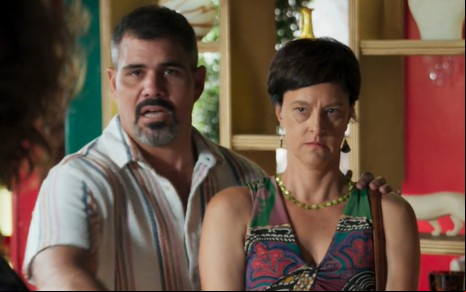 Os atores Juliano Cazarré e Claudia Missura lado a lado, sérios, em cena de Volta por Cima