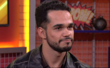 João Pedro no cenário do Bate-Papo BBB, com feição triste