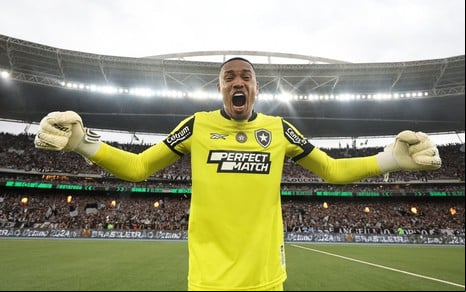 Goleiro John comemora título do Campeonato Brasileiro no estádio do Botafogo