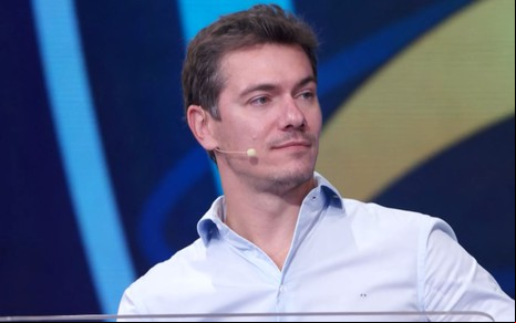 Foto de Jonas Spies durante o Quem Quer Ser um Milionário?
