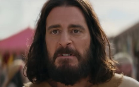 Jonathan Roumie caracterizado como Jesus no trailer de The Chosen: Última Ceia, quinta temporada da série