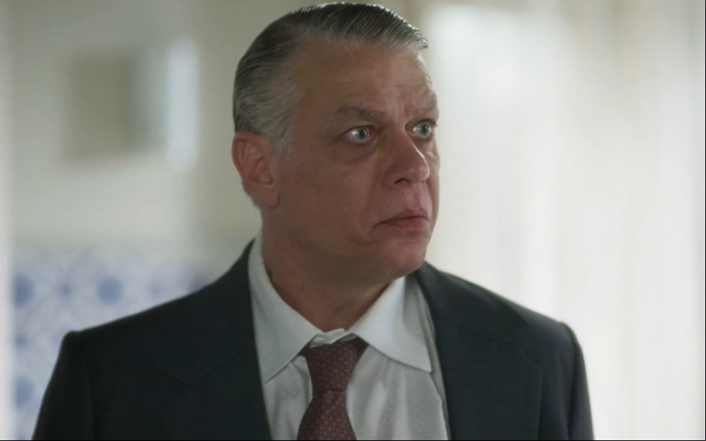 O ator Fabio Assunção com expressão assustada em cena de Garota do Momento