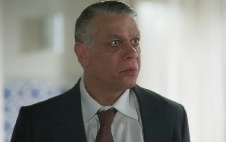 O ator Fabio Assunção com expressão assustada em cena de Garota do Momento