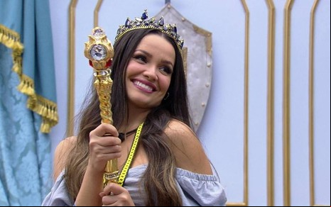 Juliette Freire durante o BBB 21, no quarto do lpider, sorrindo com uma coroa na cabeça