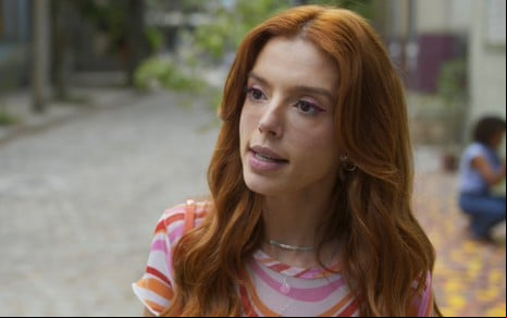 A atriz Giovanna Lancellotti com expressão séria em cena de Dona de Mim