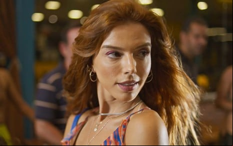 A atriz Giovanna Lancellotti com expressão séria em cena de Dona de Mim