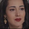 A atriz Tugce Altug com expressão séria em cena de Força de Mulher
