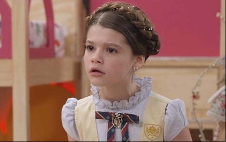 Juju Penido como Lavínia em cena da novela A Caverna Encantada