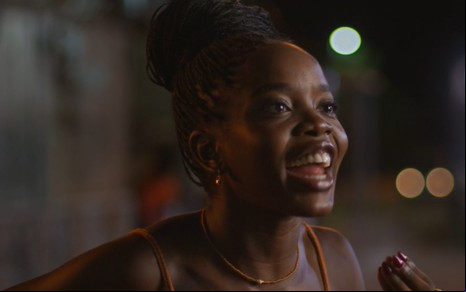 A atriz Clara Moneke com expressão empolgada em cena de Dona de Mim