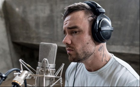 Liam Payne (1993-2024) em estúdio