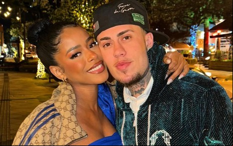 Foto mostra Lorena Maria abraçada com MC Daniel