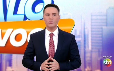 O apresentador Luiz Bacci à frente do Alô, Você