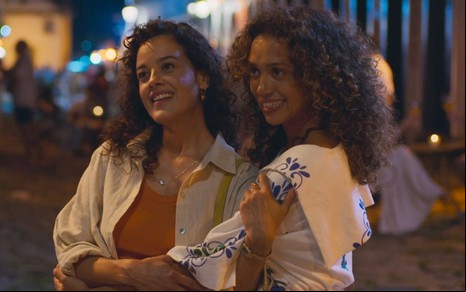 Cecília (Maeve Jinkings) e Laís (Lorena Lima) estão abraçadas em cena da novela Vale Tudo