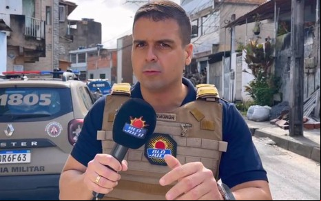 Marcelo Castro está com um microfone na mão, na TV Aratu, afiliada do SBT na Bahia