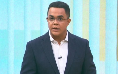 Marcelo Pereira usa terno e está com expressão séria no Bom Dia Sábado