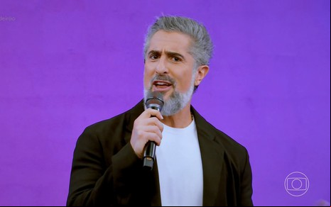 Marcos Mion segurando microfone no Caldeirão