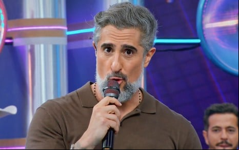 O apresentador Marcos Mion à frente do Caldeirão