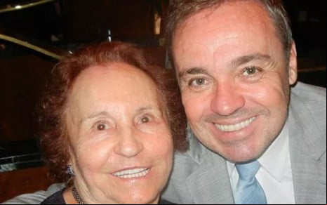 Foto mostra Maria do Céu ao lado do filho, Gugu Liberato