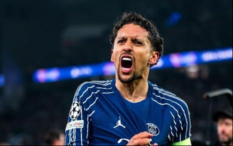 Zagueiro Marquinhos, do PSG, grita e mostra o escudo do time enquanto comemora gol