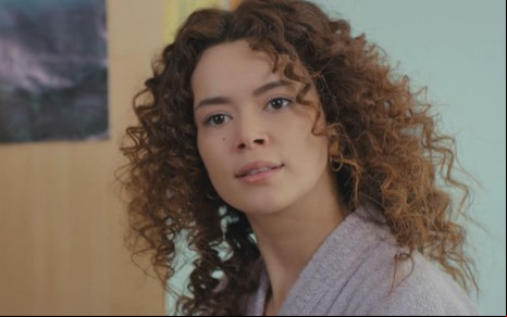 Seray Kaya caracterizada como Sirin; ela está séria em cena de Força de Mulher