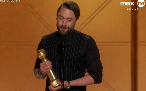 Kieran Culkin segura estatueta do Globo de Ouro e discursa no palco da premiação