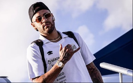 Neymar descendo as escadas de um avião