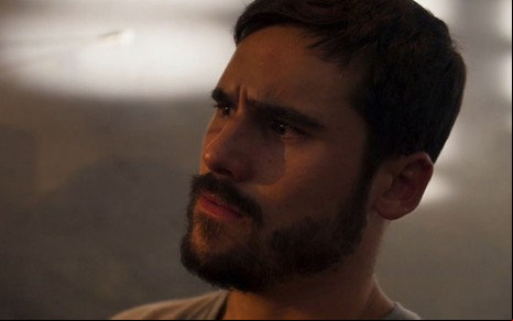 Nicolas Prattes com expressão séria em cena da novela Mania de Você