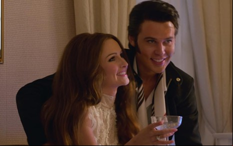 Olivia DeJonge e Austin Butler em cena de Elvis (2022)