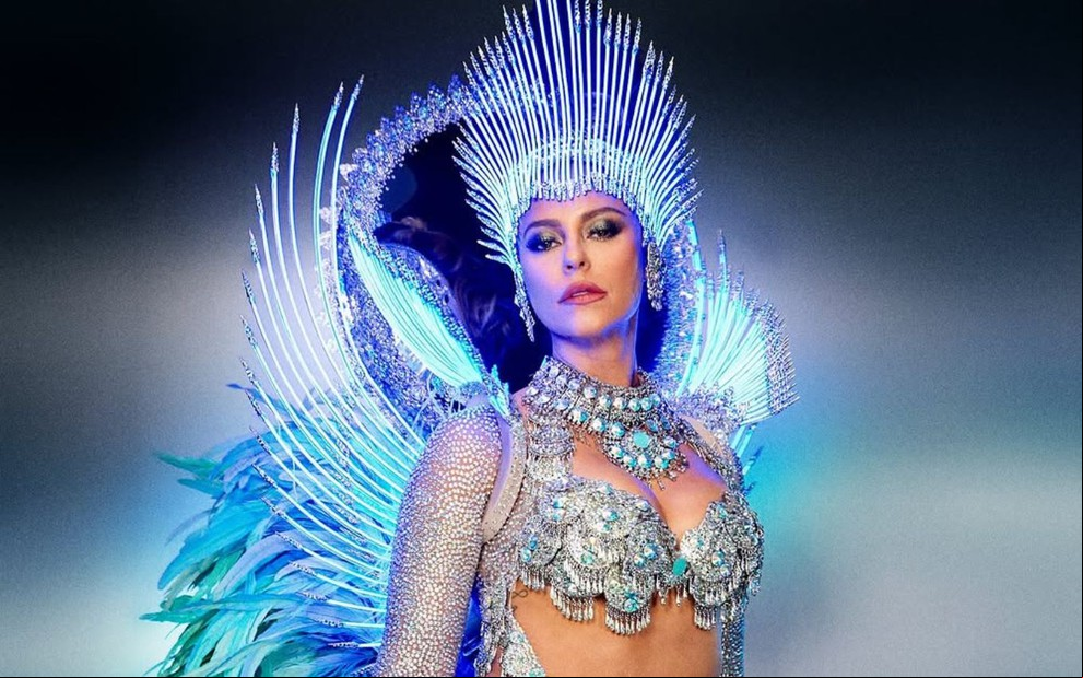 Paolla Oliveira vestida com a fantasia de seu último desfile na Grande Rio; fantasia é prata e azul, com leds azuis