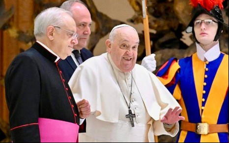 Papa Francisco em um evento dentro de uma catedral no Vaticano, rodeado por outras entidades