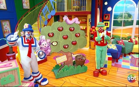 Patati Patatá com uma árvore de papelão no meio deles no programa Bom Dia & Cia