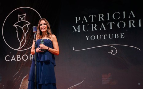 A diretora-geral do YouTube na América Latina, Patrícia Muratori, ao vencer o prêmio Caboré; ela usa vestido longo, azul, de gala