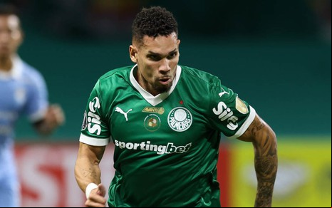 Jogador do Palmeiras, Paulinho usa uniforme verde tradicional do clube; ele faz movimento de corrida em jogo
