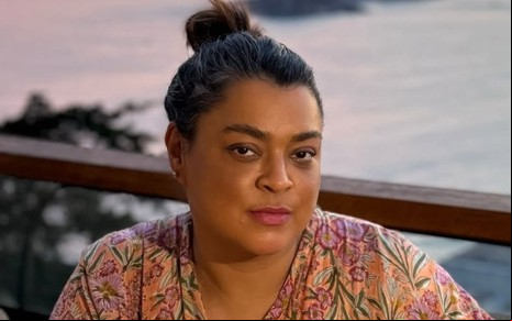 Preta Gil está sentada e olha para a câmera, sem sorrir