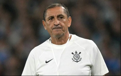 Técnico Ramón Díaz usa camisa branca do Corinthians em jogo