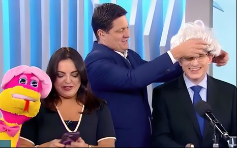 A cobra Judite com os apresentadores Fabíola Reipert, Eleandro aia e e Roberto Guastelli no Balanço Geral