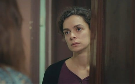 A atriz Ozge Ozpirinçci como Bahar em cena de Força de Mulher