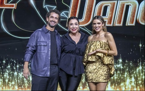 Felipe Andreoli, Marisa Orth e Rafa Brites posam no cenário do Love & Dance