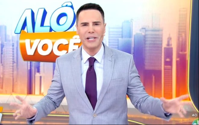 Luiz Bacci tem expressão séria no cenário do Alô, Você
