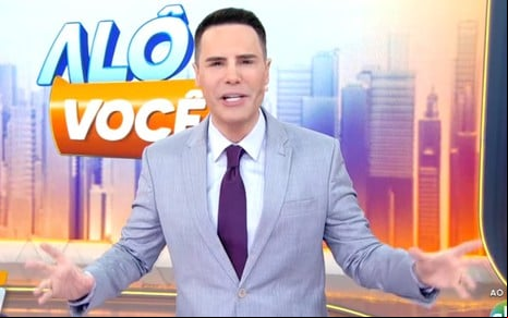 Luiz Bacci tem expressão séria no cenário do Alô, Você