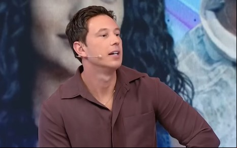Gabriel Cartolano tem expressão séria no Fofocalizando