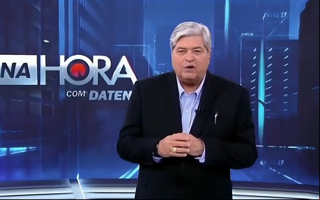José Luiz Datena tem expressão séria no cenário do Tá na Hora